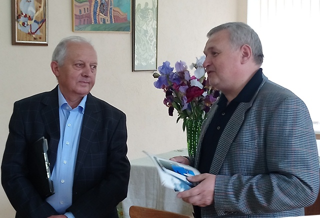 Член Національної спілки художників України Микола Дмітрух і заслужений діяч мистецтв України Михайло Кузів (організатор зустрічі).